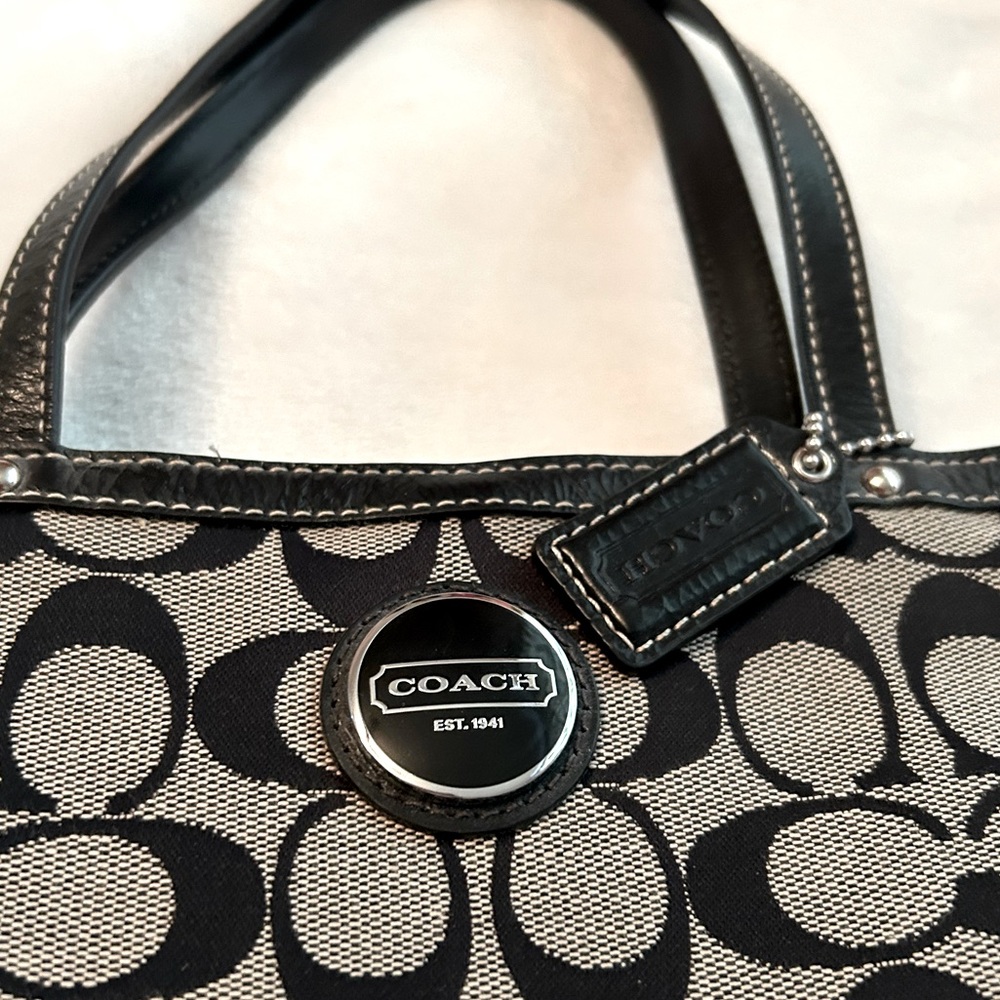 EUC Coach F44610 signature top handle handbag in gray color combo 🖤🩶 - Picture 3 of 7
